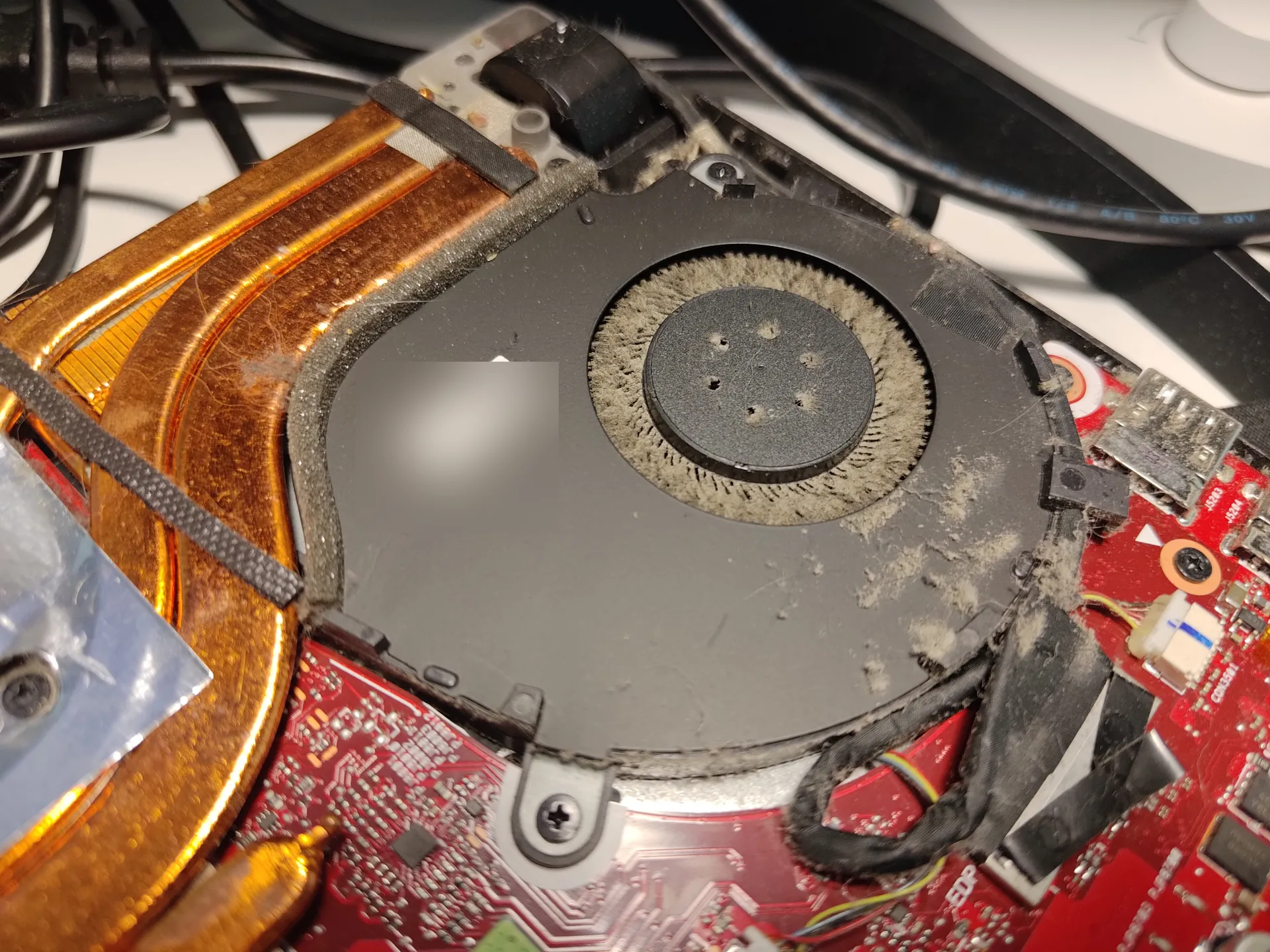 Antras ASUS ROG ventiliatorius prieš valymą