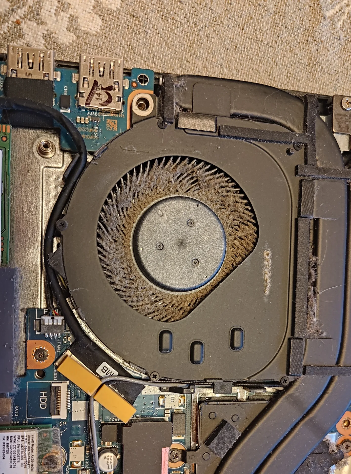 Dulkės ant antro Lenovo IdeaPad Gaming ventiliatoriaus