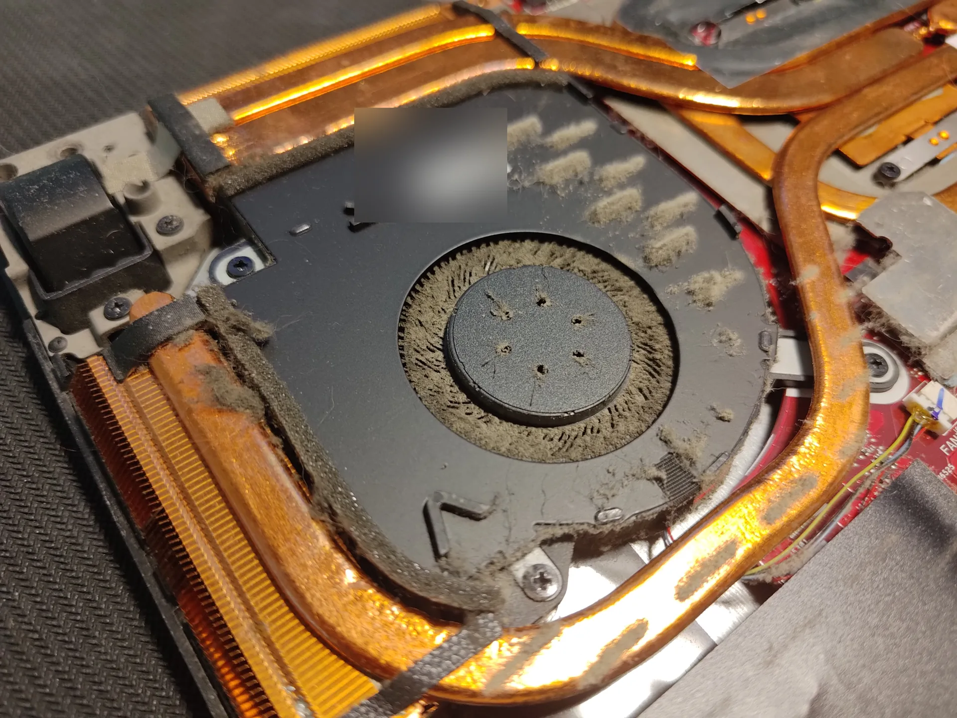 Dulkės ant ASUS ROG ventiliatoriaus prieš valymą