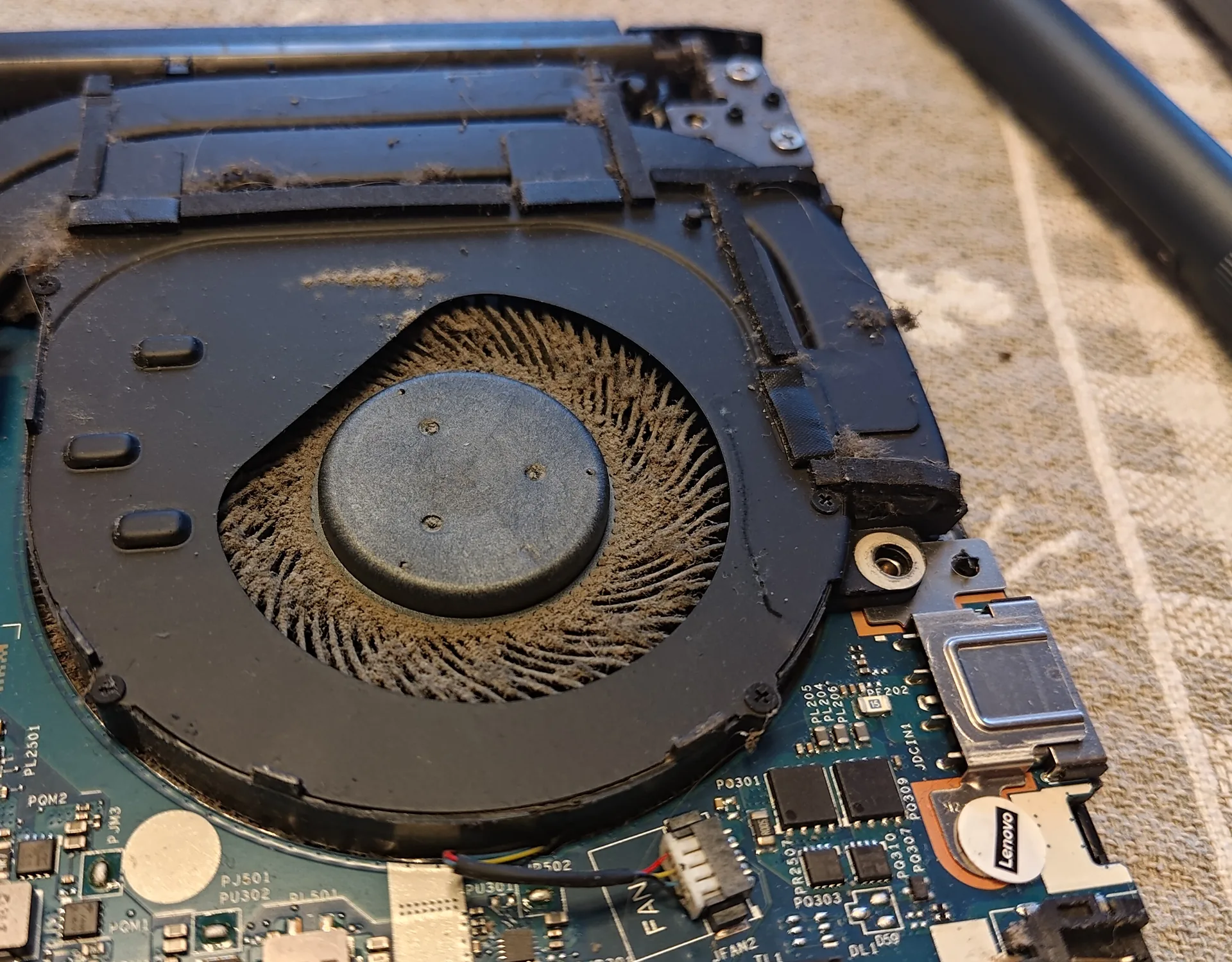 Dulkės ant Lenovo IdeaPad Gaming ventiliatoriaus