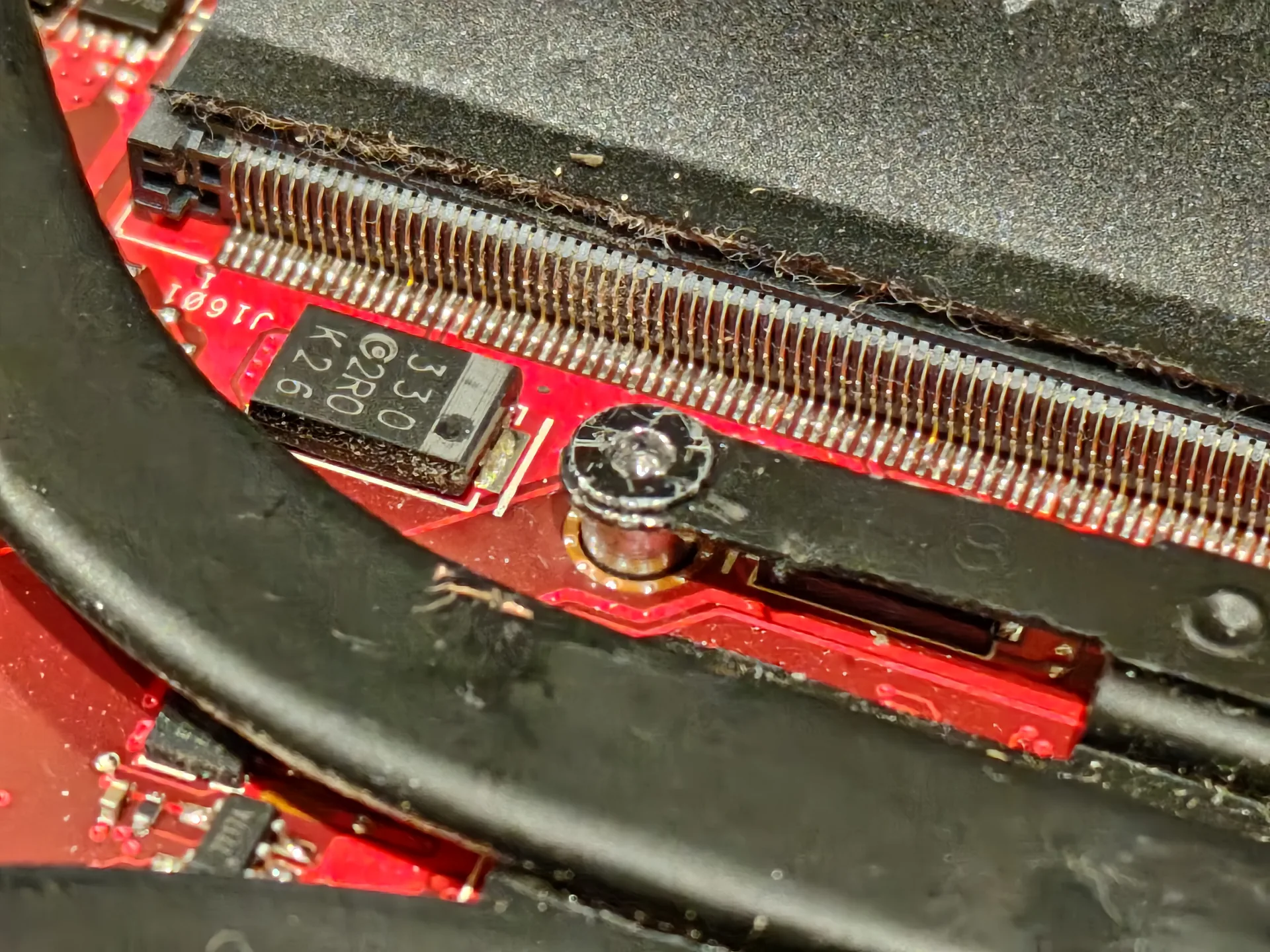 Dulkės prie ROG Zephyrus aušinimo grotelių