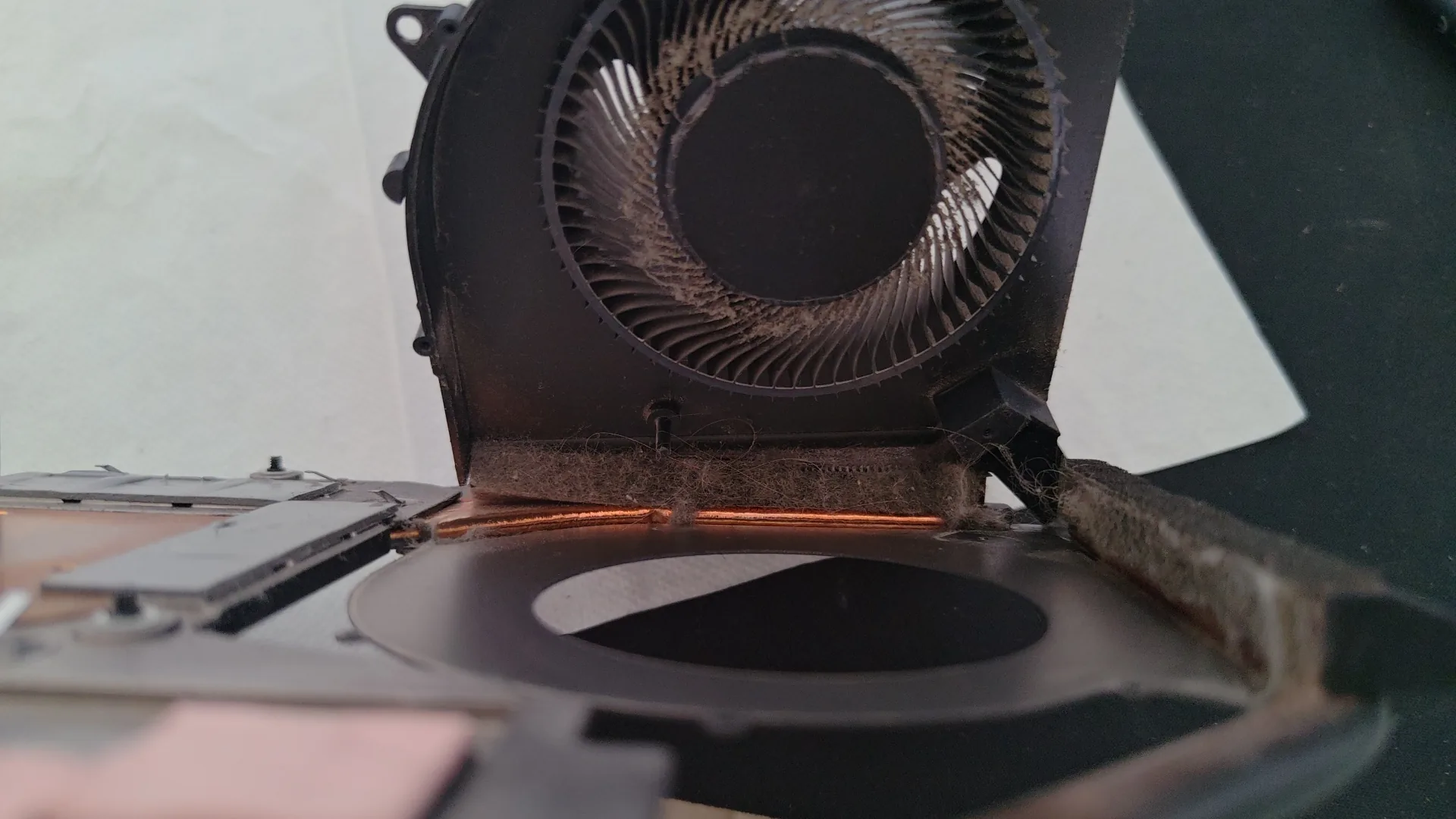 Dulkės vidinėje „Lenovo“ ventiliatoriaus kameroje