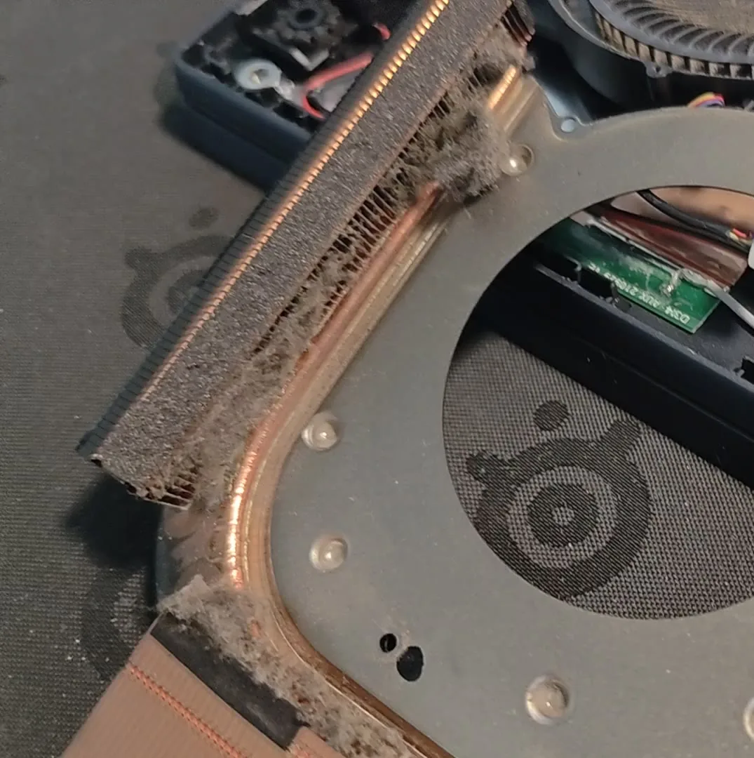 Dulkių juosta prie Lenovo Legion aušinimo grotelių