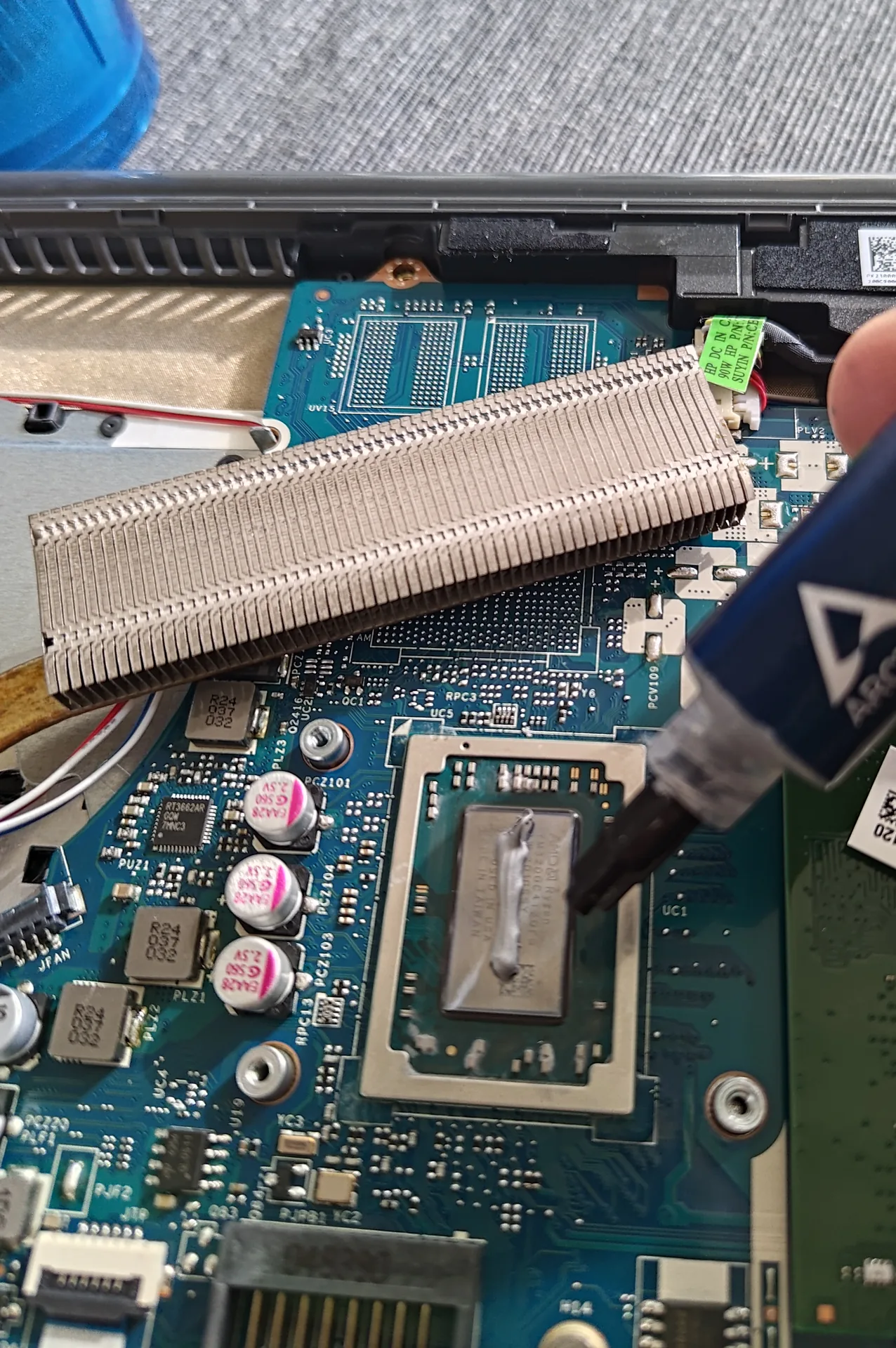 Nauja termopasta dedama ant HP procesoriaus