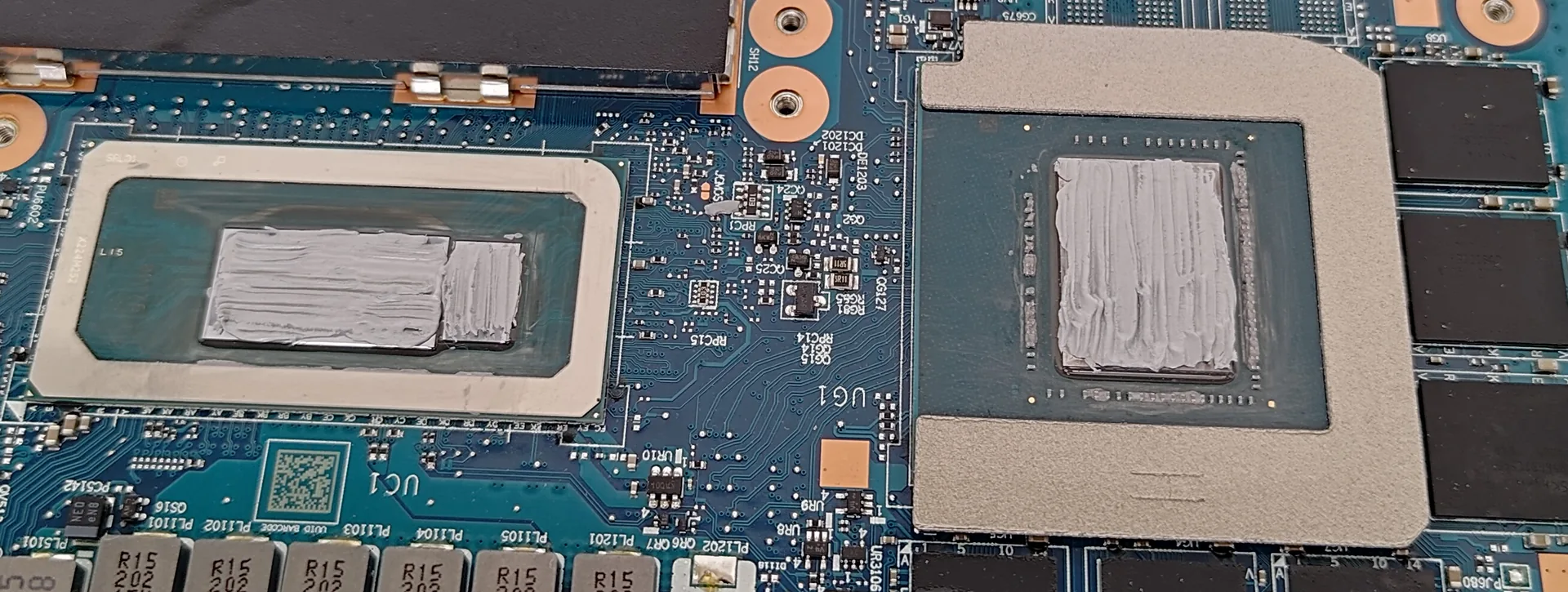 Paruoštos dvi lustų sąlyčio vietos „Lenovo“ kompiuteryje
