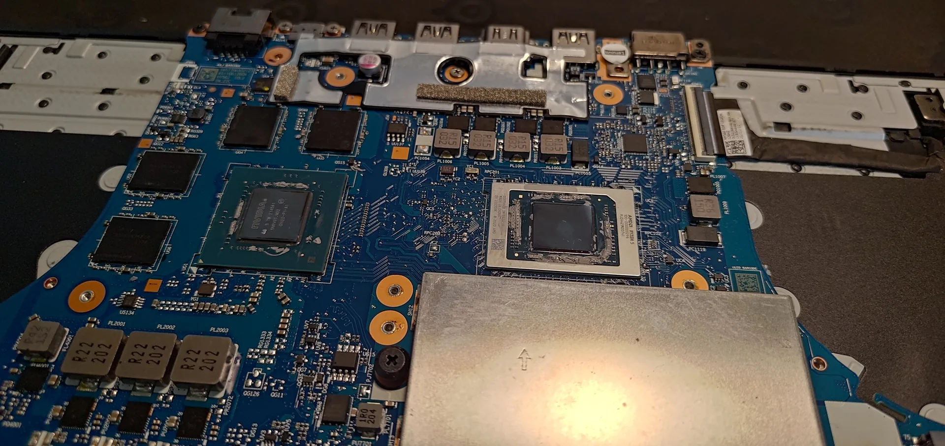 Sena medžiaga ant atidengto Lenovo Legion lusto