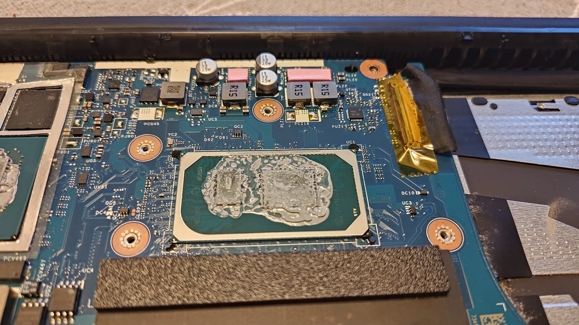 Sena medžiaga ant Lenovo IdeaPad Gaming lusto