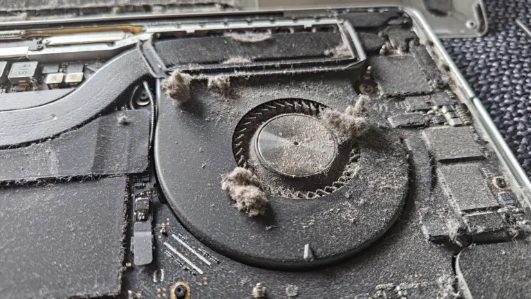 Storas dulkių sluoksnis prie „MacBook Pro“ ventiliatoriaus