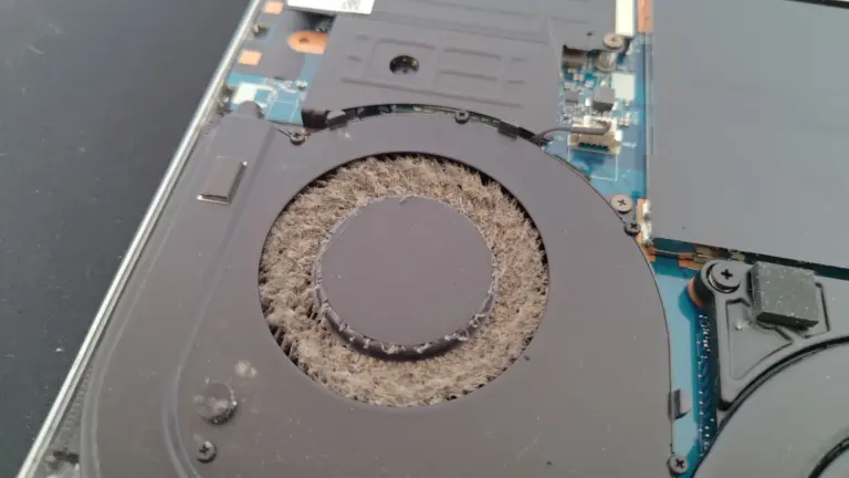Storas dulkių žiedas ant „Lenovo“ ventiliatoriaus