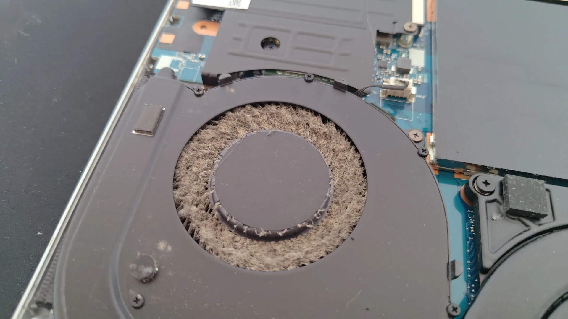 Storas dulkių žiedas ant „Lenovo“ ventiliatoriaus